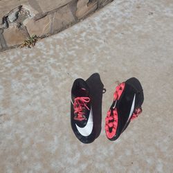 *****KIDS NIKE SOCCER CLEATS SIZE 4.5