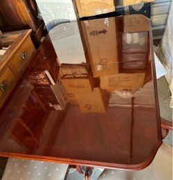 French Country, Mahogany Dining Room Table with 8 chairs in great condition Set