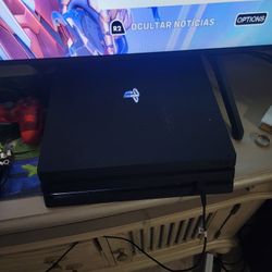 I'm selling a Playstation 4 pro with 1T of memory, it comes with two controls and a headset, it's like new.