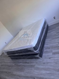 Queen mattress pillow top set with box spring (2pc - new)