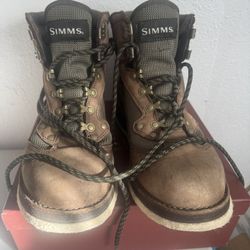 Simms Mens Wading/fishing boots size 9 with Felt  soles. Preowned excellent condition.
