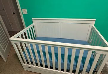 Brand New Graco Crib With Attached Drawer And Mattress