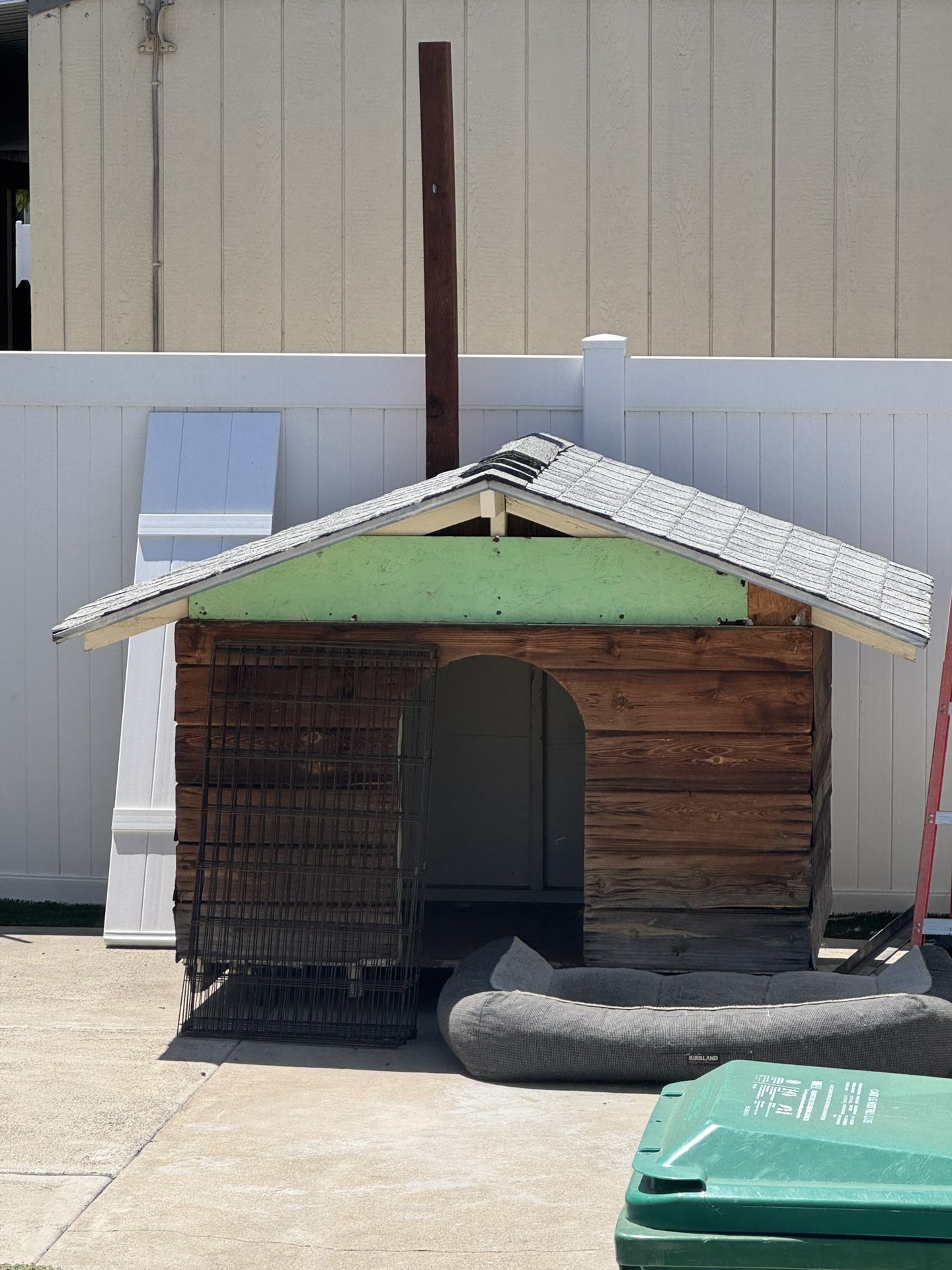 FREE DOGHOUSE