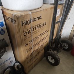 Highland 8.2-cu ft Chest Freezer White