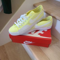 Brand New NIKE WOMEN SIZE 9