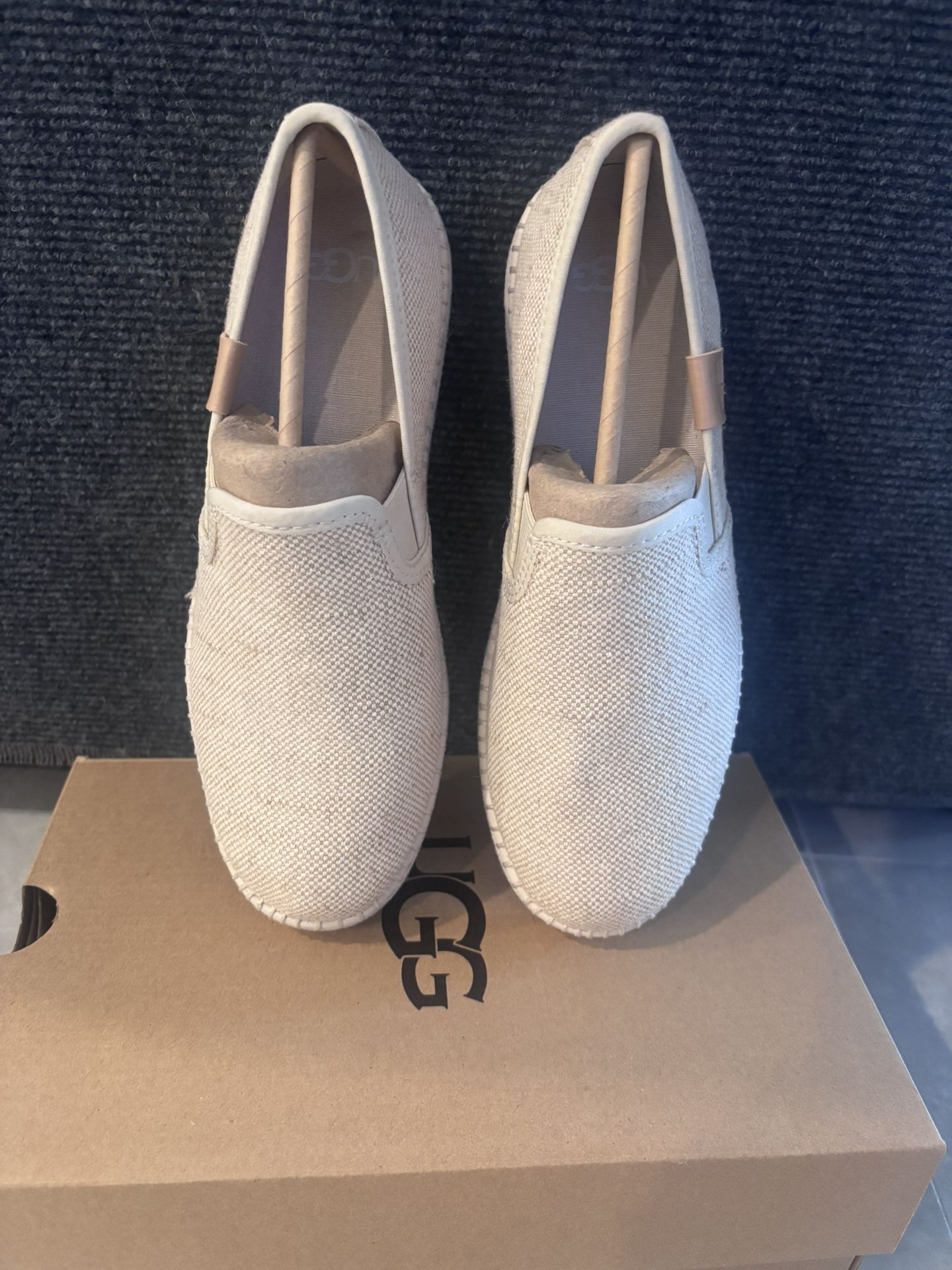 UGG SLIP ON