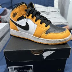 Air Jordan 1 Mid 