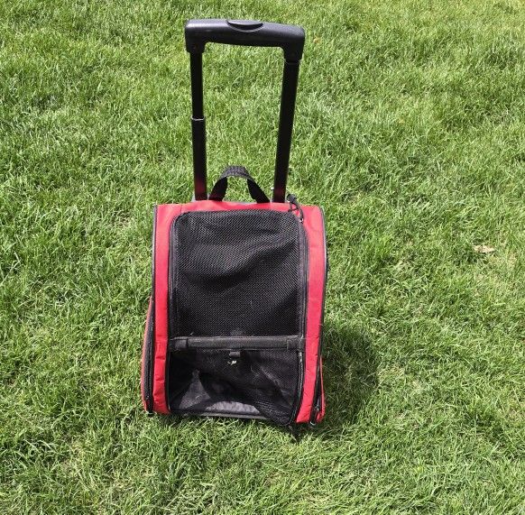 Cat carrier backpack on wheels