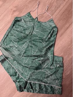 Victoria’s Secret women’s satin pajamas, set size medium new