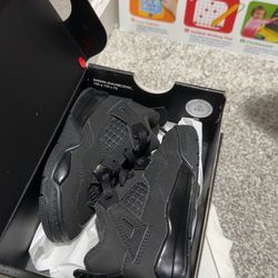 BLACK CAT JORDAN 4’s SIZE 6c