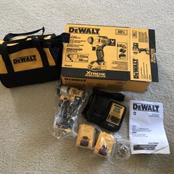 New DeWalt 3/8” (10mm) 12 volt impact wrench kit with carrying case