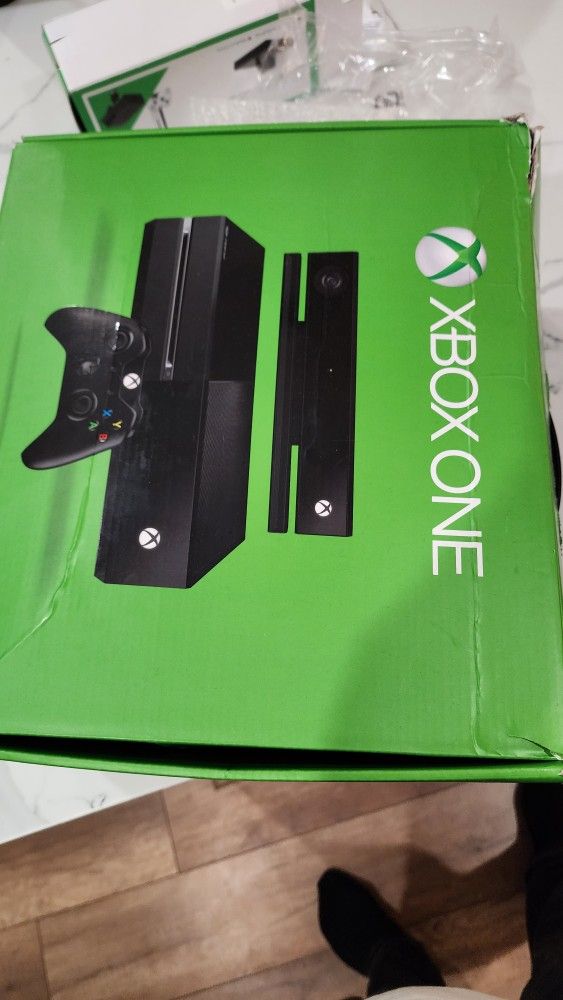 Xbox One Come With The Free Headphone And Camera
