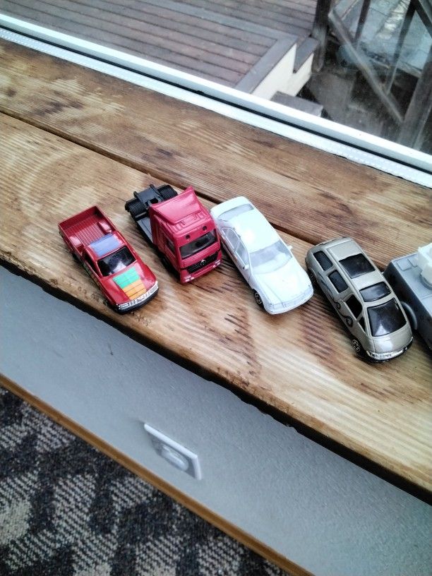6 Hot Wheels