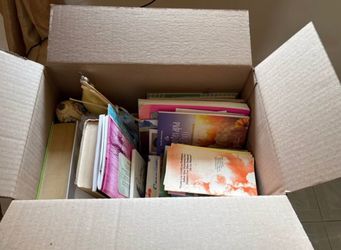 FREE small box of Christian books and pamphlets in Spanish / Caja de libros y folletos Cristiano