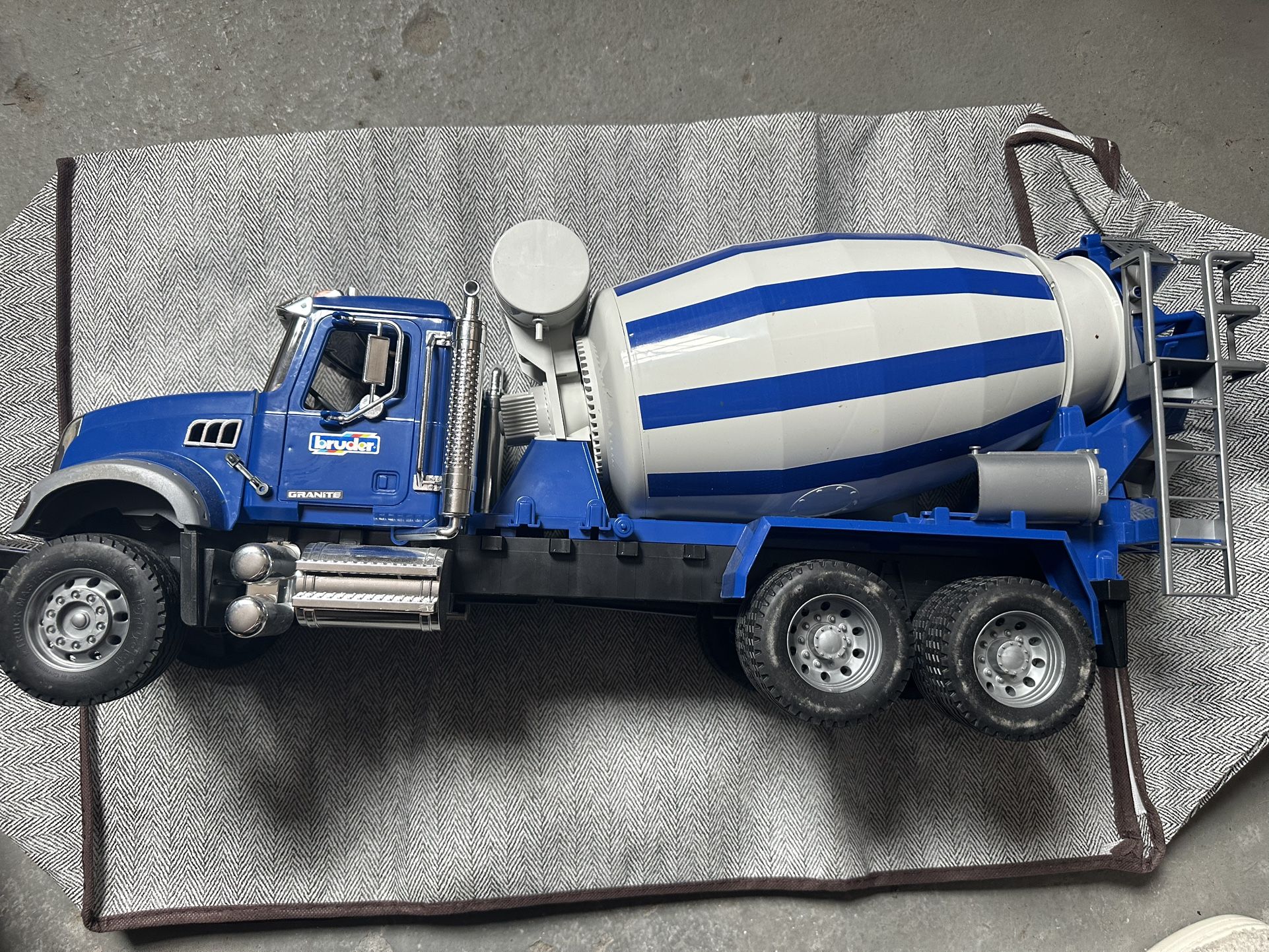 Mack Granite Bruder® Cement Mixer Toy Truck