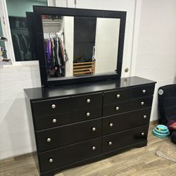Vanity With Mirror For Clothes (Mueble Para Ropa)