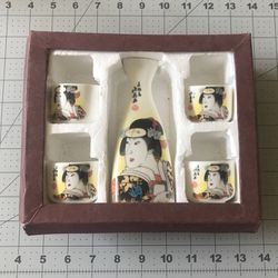 Open box Ceramic Japanese Geisha design Saki Set ( 4 cups, 1 pot)， never used