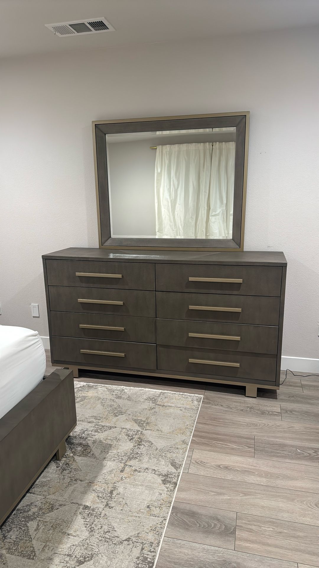 Modern Bedroom Dresser With Mirror
