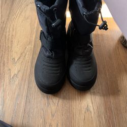 *NEW* Boys Size 4 Snow Boots