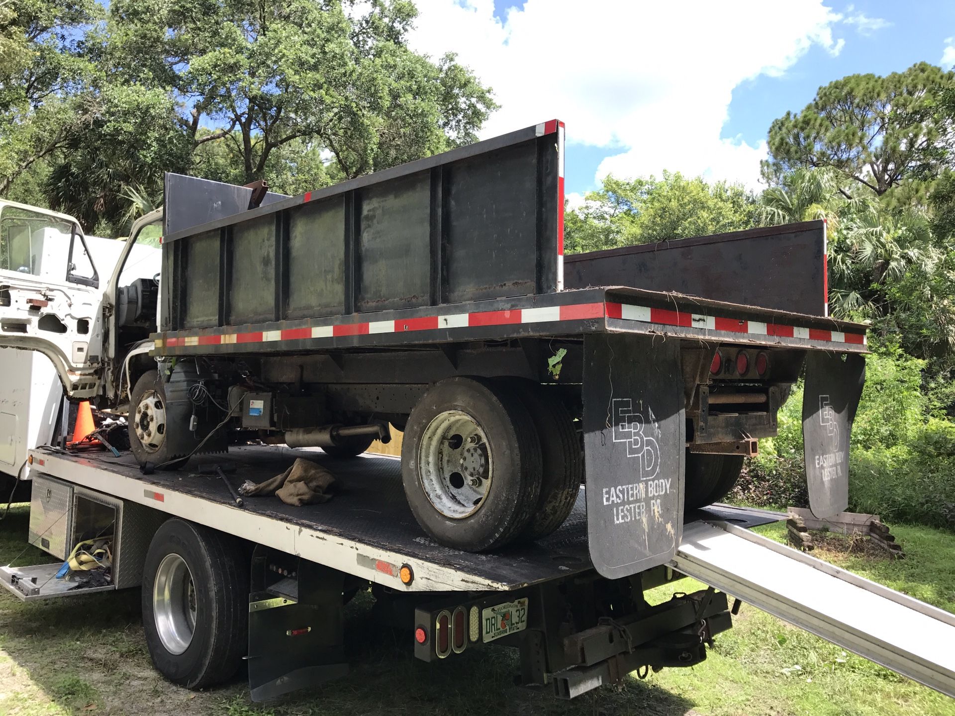 Isuzu NPR dump truck for parts