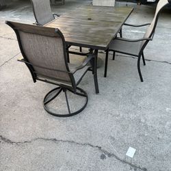 Patio table set in good condition just missing umbrella