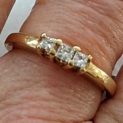 14K PAST PRESENT FUTURE DIAMOND RING SZ 8 1/2 CAN USE AS STACKING RING