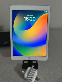 iPad Pro 9.7 inch / 32GB / Cellular / iOS 16
