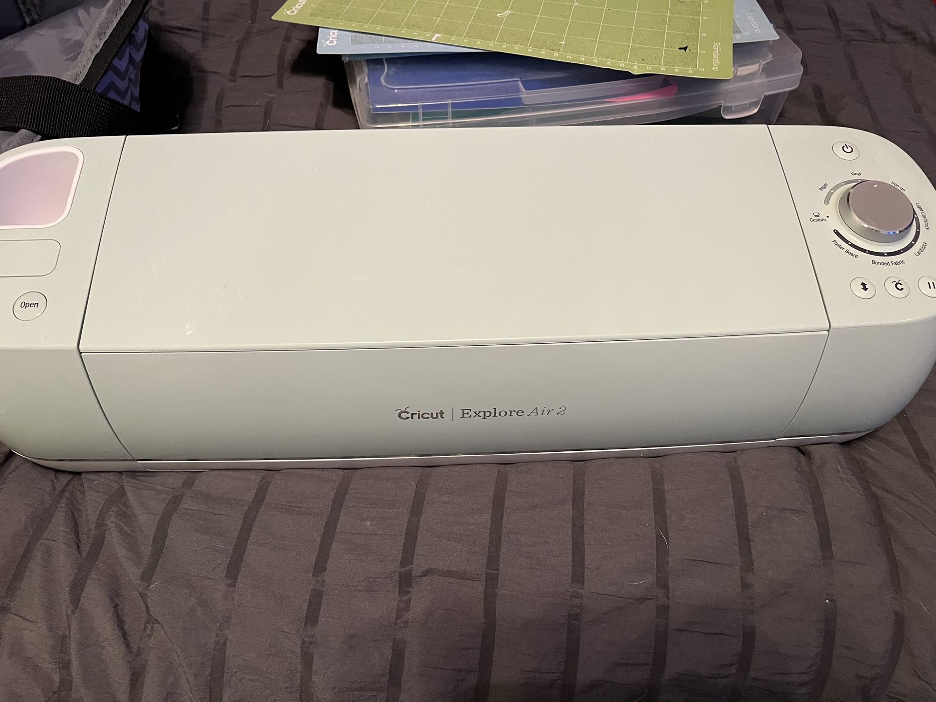 Cricut Explore Air 2 Bundle w/ Bag & Pens