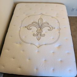 Like New Queen Size Stearns And Foster Luxury Mattress 