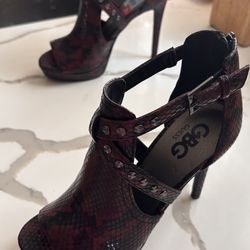 New G by Guess GBG Maroon Black faux snakeskin embossed Heels size 5.5 M back zipper
