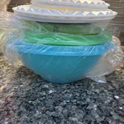 $20 Set Of 4 Tupperware Bowls
