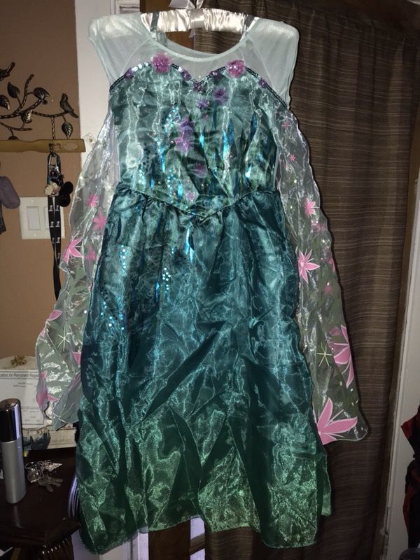 Disney store Elsa dress from frozen size 9/10