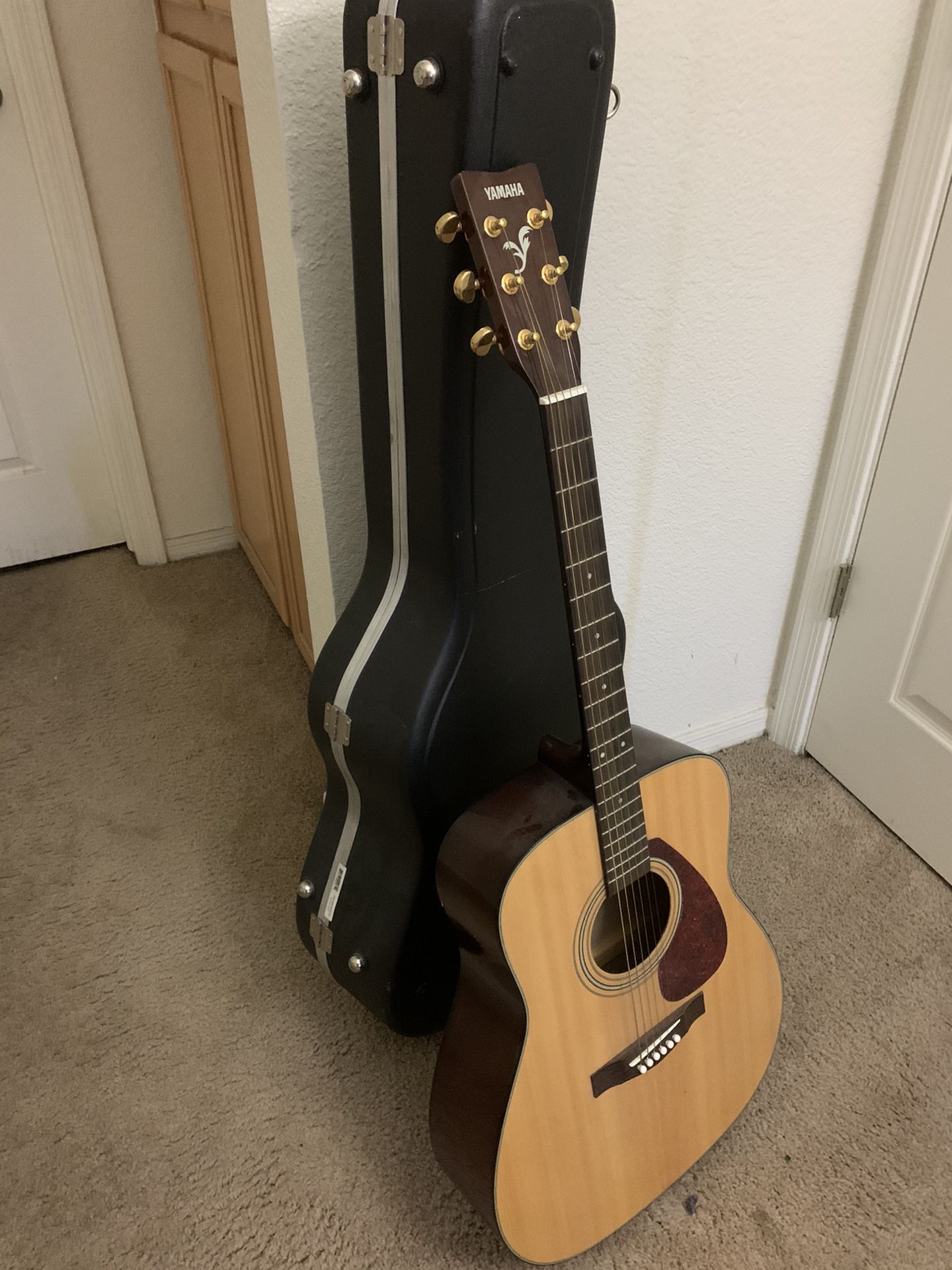 Yamaha Guitar with solid case - F335 (total original price - $280)