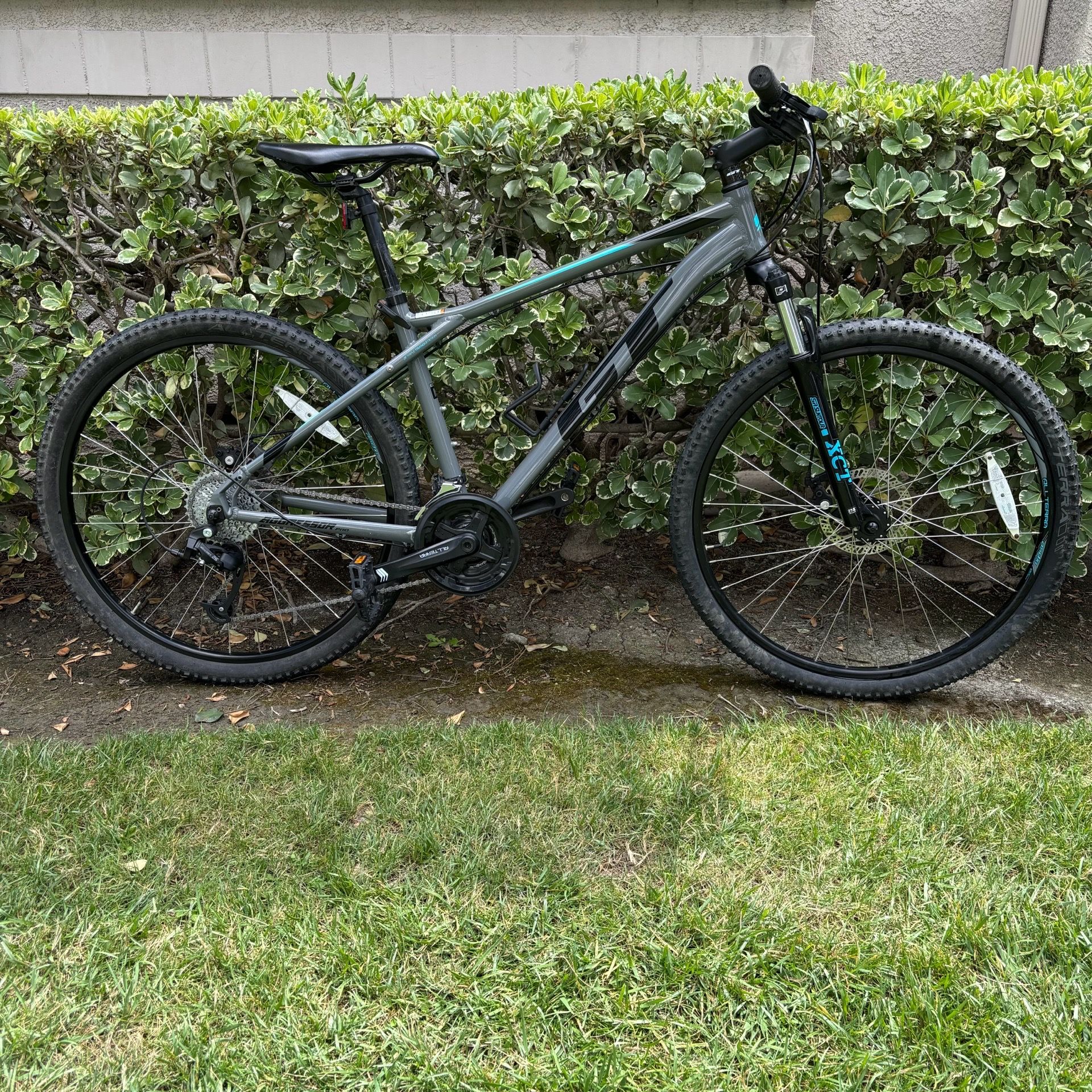 GT Aggressor Pro 27.5in Mountain Bike M Frame Gray/Black/Blue disc brakes