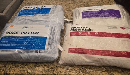 4 NEW Pillows