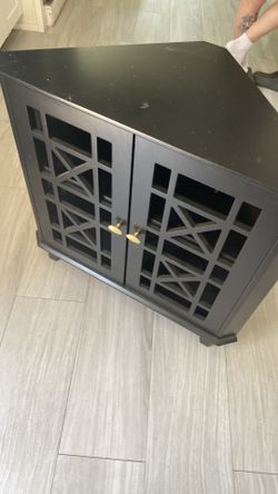 Corner cabinet