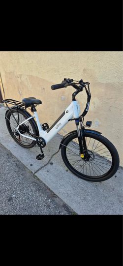 Like new electric bike that runs 25-28 MILES per hour.
