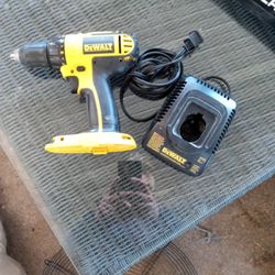 DE  WALT 18 VOLT DRILL & CHARGER