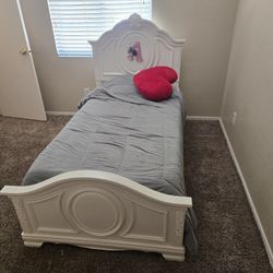 Single Bed And Vanity 