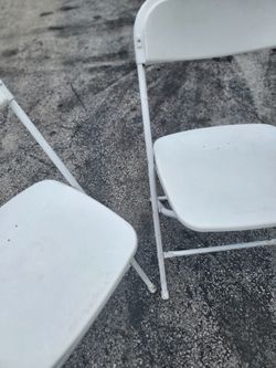 White folding chairs r,e,n,t