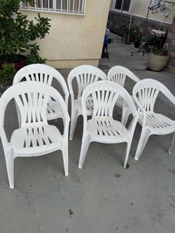 Lot of 6 plastic chair