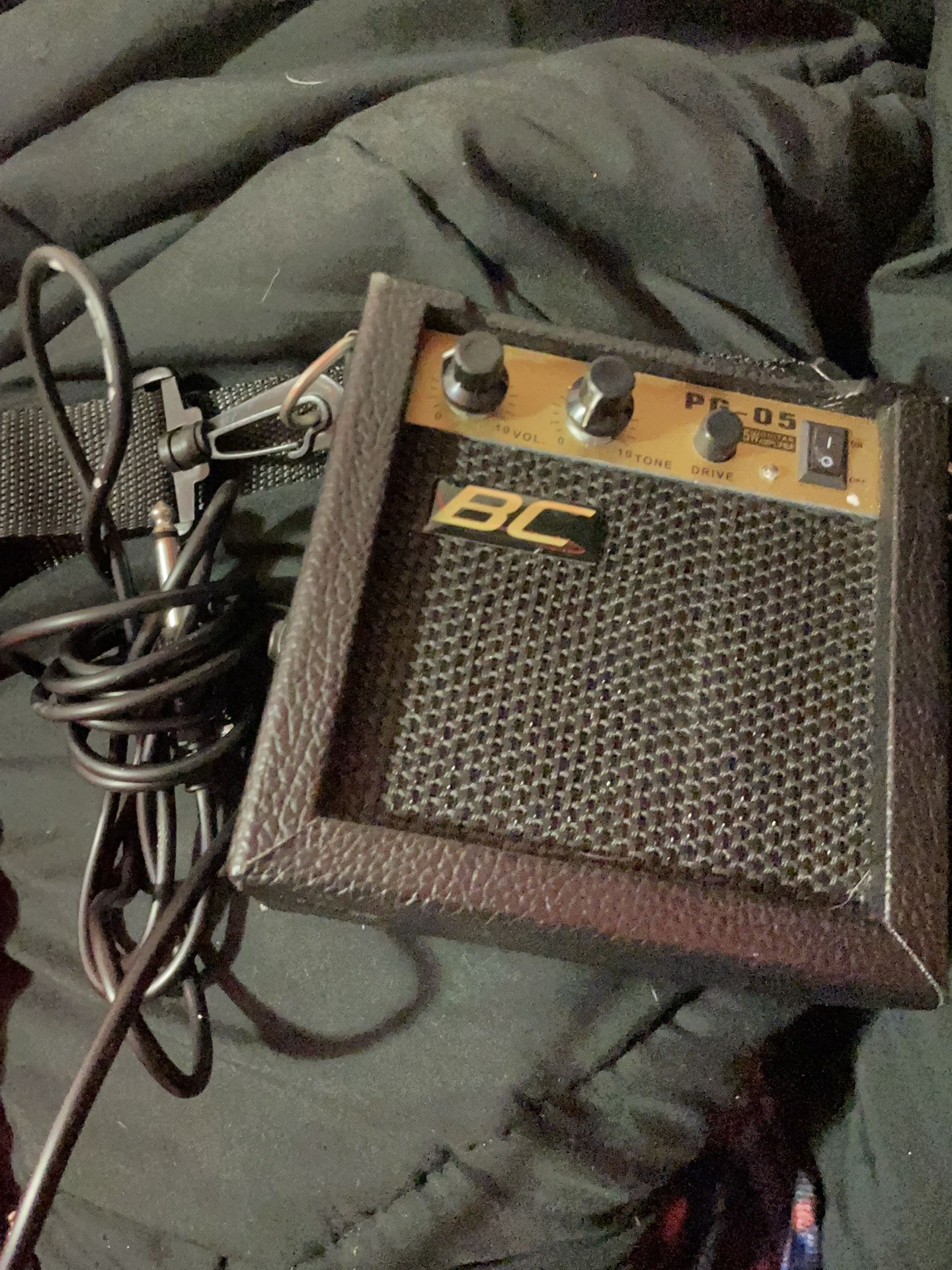 Small guitar amp (with wire)