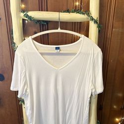 Never Worn - Medium Luxe White Buttery Soft Short Sleeve T-shirt