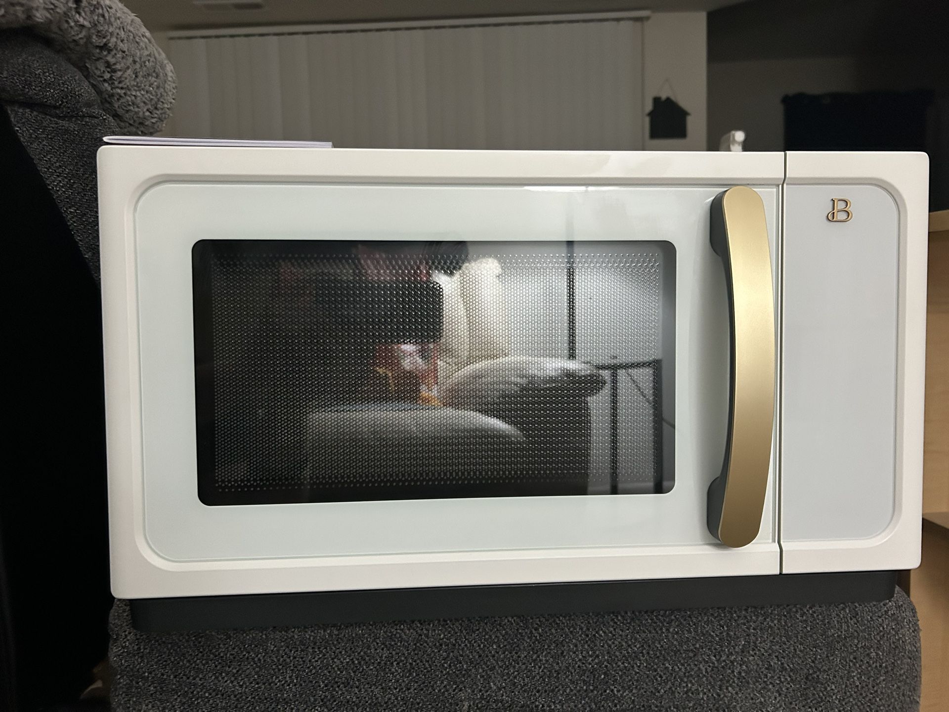 Beautiful by Drew Barrymore 1000watts (white icing) Touch Screen Microwave!!!! Open box!!!