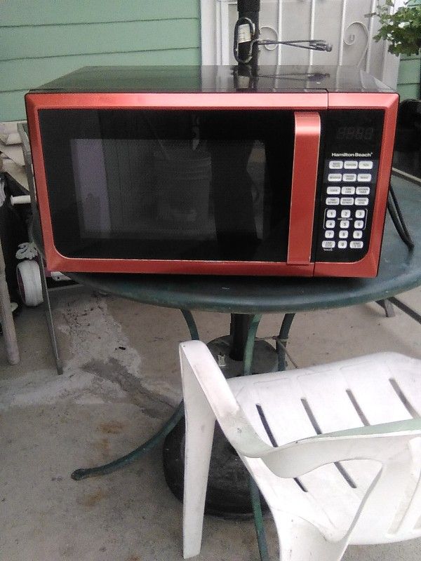 Good Hamilton Beach Microwave In Very Clean Working Condition