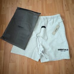 ESSENTIALS SHORTS