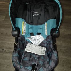new baby car seat.      Asiento de coche para bebé nuevo