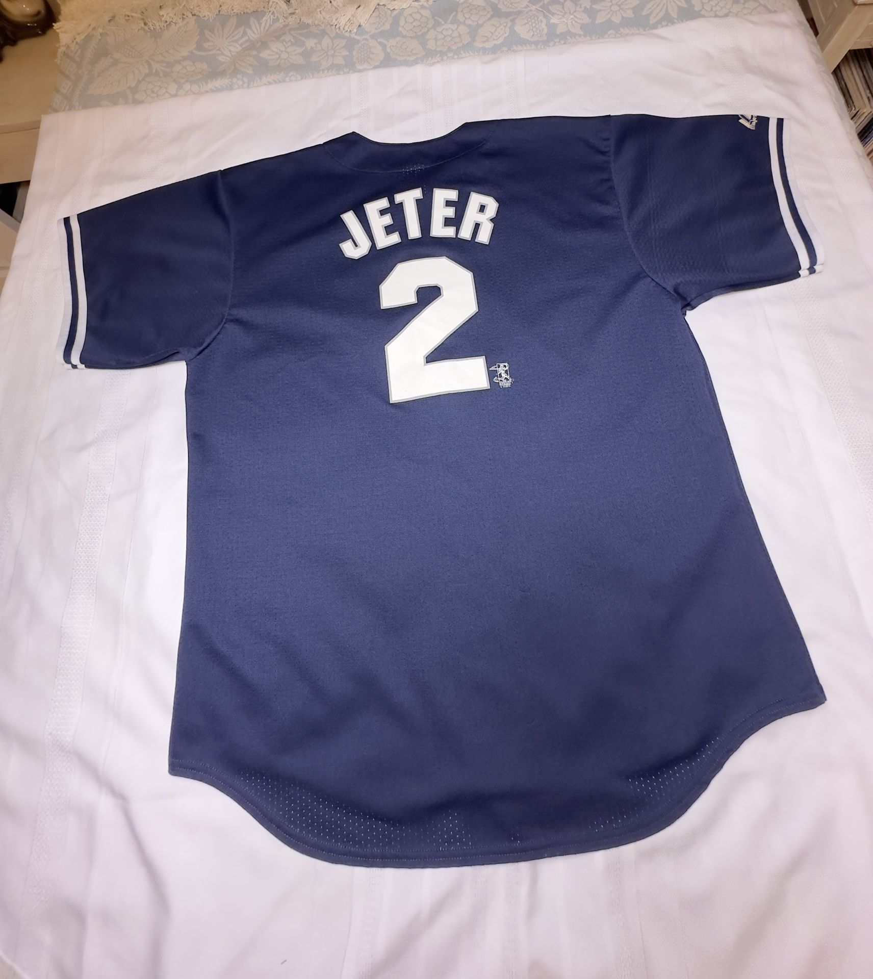 Derek Jeter Yankees Men’s XL Jersey.