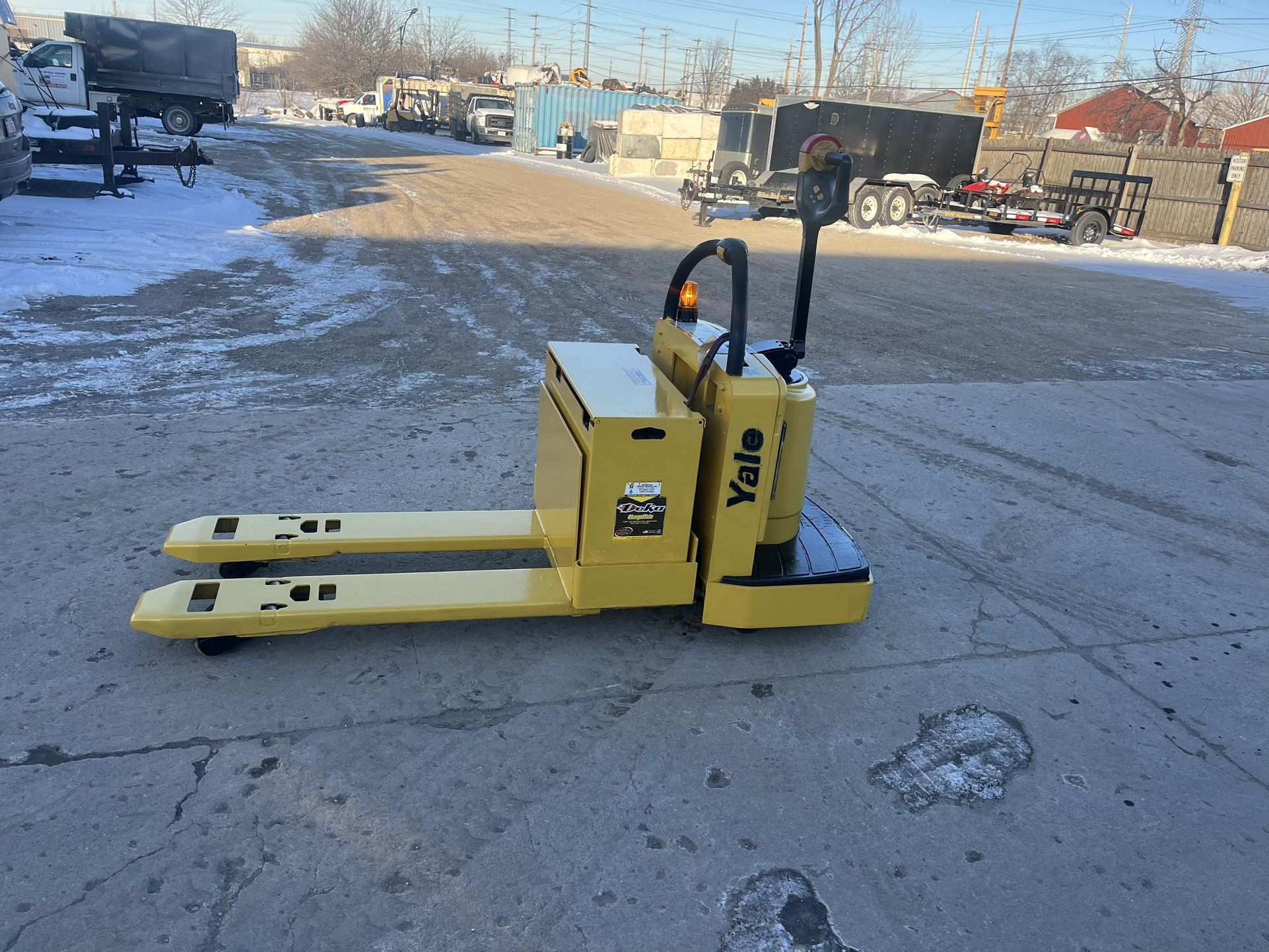 FOR SALE A 2018MITSUBISHI PALLET TRUCK. MODEL PWR40.27x96 PALLETS,24V GOOD USED https://offerup.com/redirect/?o=QkFUVEVSWS5JVA== IS IN GOOD WORKING CO