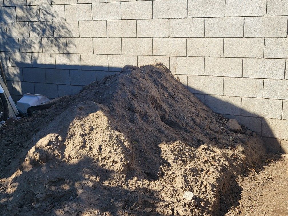 FREE DIRT.  TIERRA LIMPIA